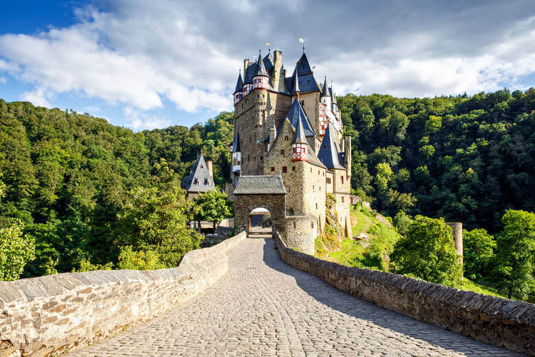 Burg Eltz vor einem grünen Wald