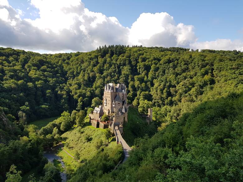 Blick auf die Burg Eltz im Moseltal