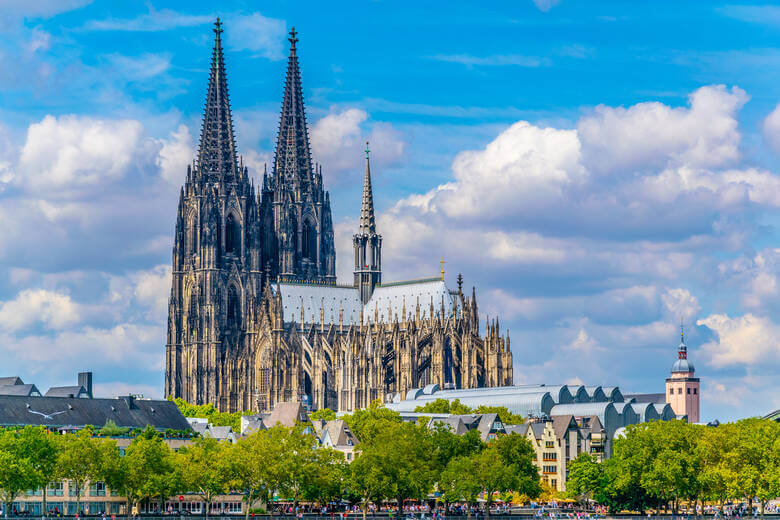 Kölner Dom an einem sonnigen Tag