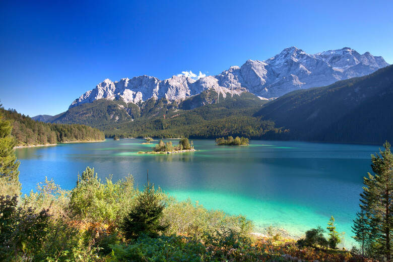 Zugspitze mit Eibsee im Vordergrund