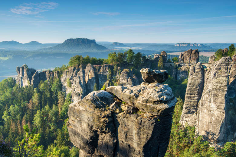 Elbsandsteingebirge mit der Basteibrücke im Hintergrund