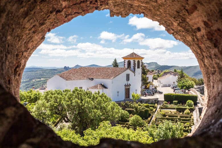 Blick auf Kirche in Marvão in Portugal