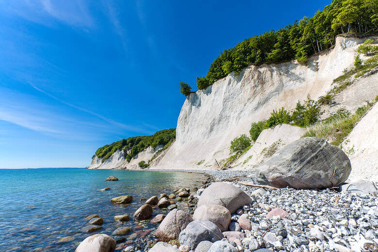 Die weißen Kreidefelsen im Nationalpark Jasmund vom Ufer aus