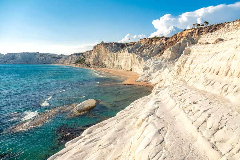 Strand Scala dei Turchi mit Kalksteinfelsen auf Sizilien