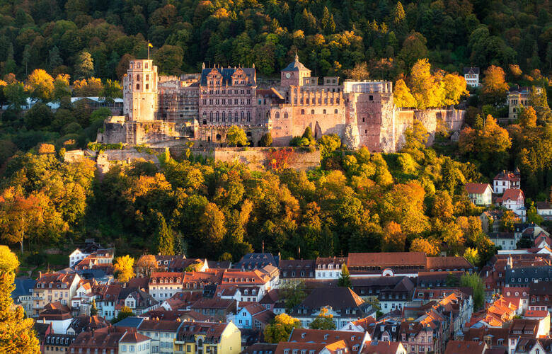 Schloss Heidelberg im Abendlicht über der Altstadt