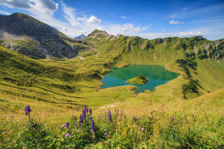 Der türkisblaue Schrecksee umgeben von Bergen