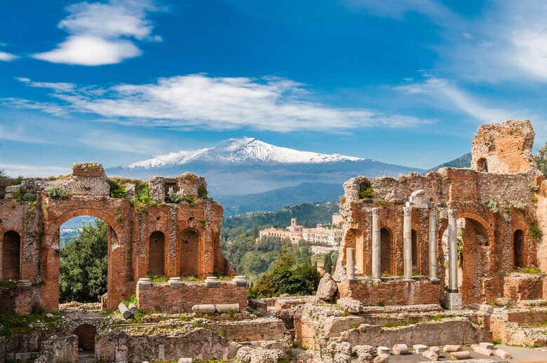 Blick vom griechischen Theater in Taormina auf den Ätna