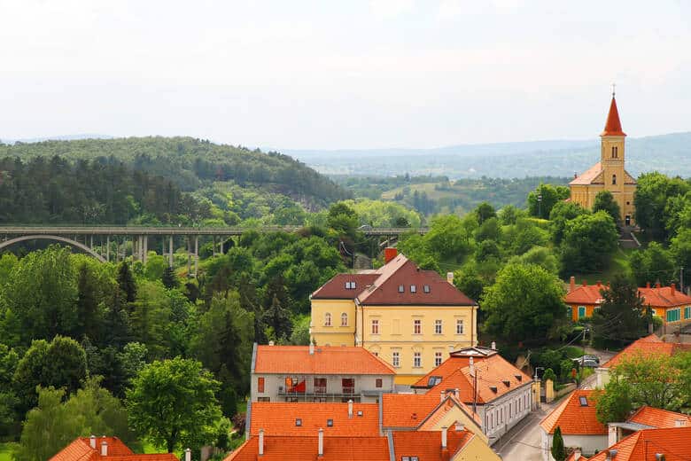 Blick auf die Burg von der Stadt Veszprem in Ungarn