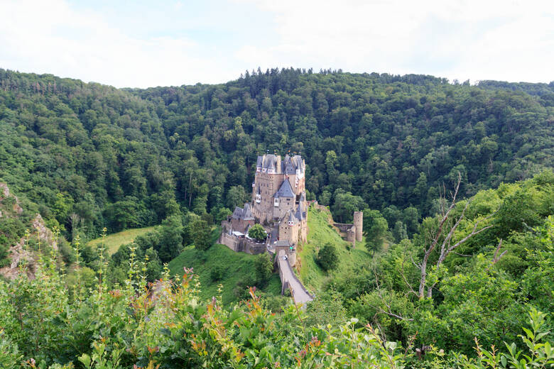 Blick auf die Burg Eltz im gleichnamigen Tal