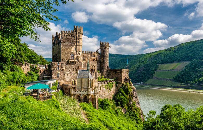 Burg Rheinstein mit Blick auf den Rhein