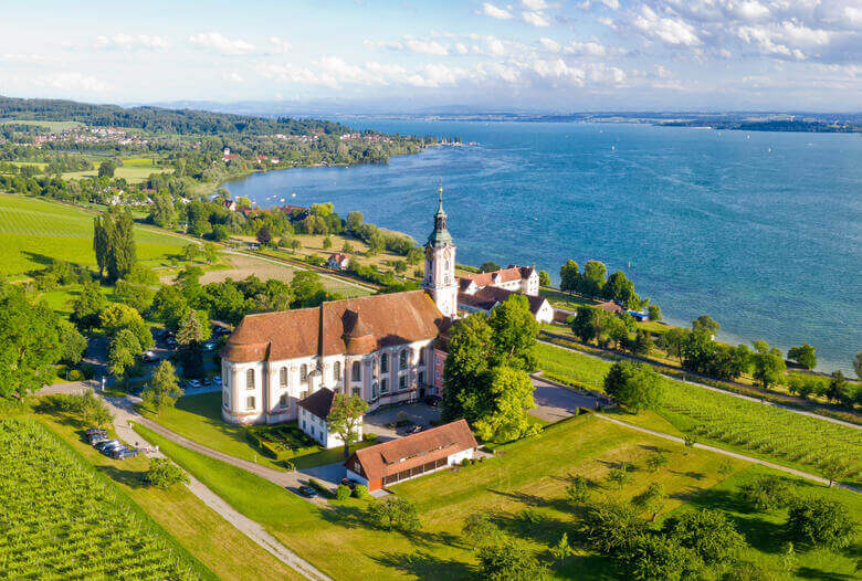 Blick auf die pinke Marienwallfahrtskirche in Birnau am Bodensee