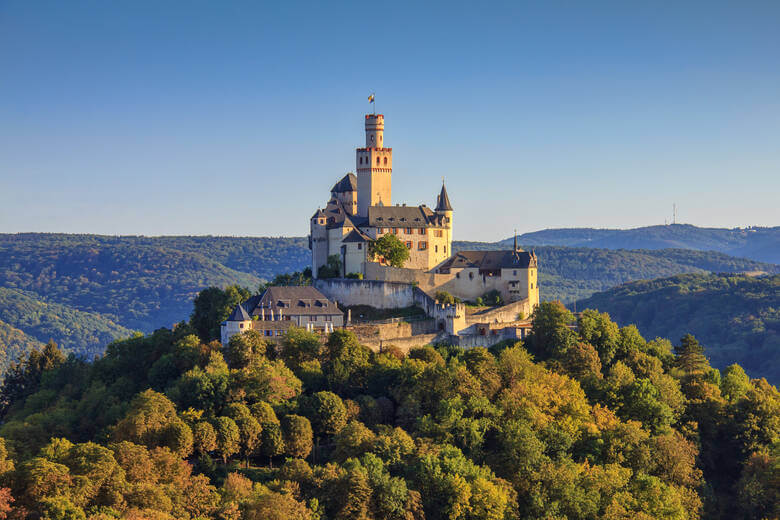 Die Marksburg oberhalb des Rhein im Sonnenuntergang