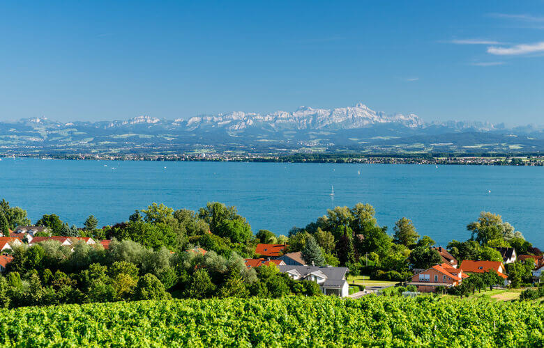 Blick vom Bodensee auf den Berg Säntis in der Schweiz