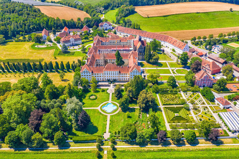 Schloss Salem und die umliegende Gartenanlage aus der Luft