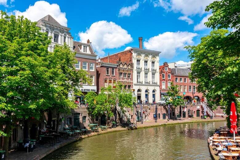 Blick auf Gracht in Utrecht mit doppelten Kais