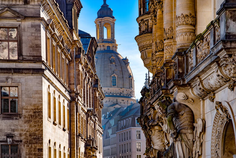 Frauenkirche und Wandskulptur vom Georgentor in Dresden