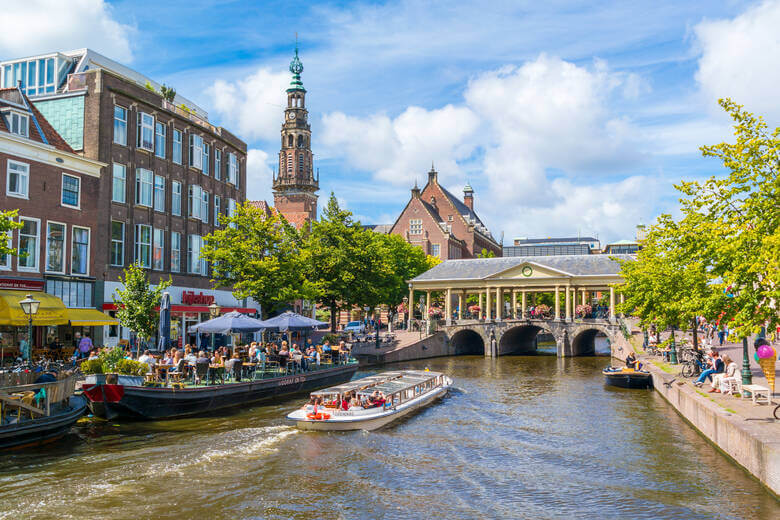 Gracht in Leiden mit Booten und Restaurants