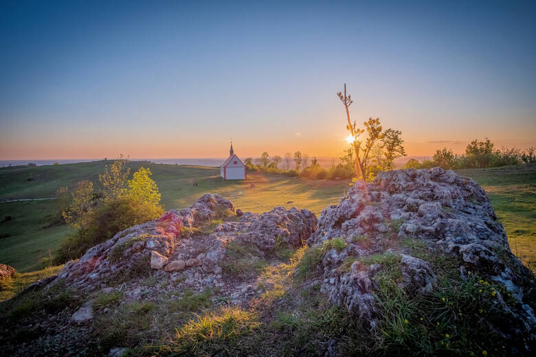 Sonnenuntergang über der Fränkischen Schweiz im Frühling