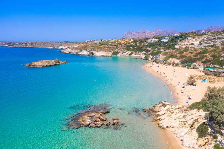 Kalathas Strand mit klarem blauen Wasser und kleiner Insel