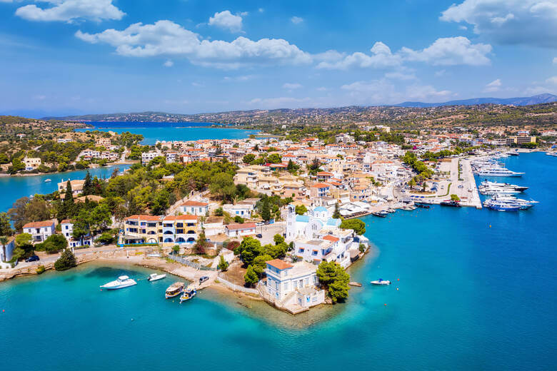 Luftaufnahme des Ortes Porto Cheli, ein beliebtes Reiseziel auf Peloponnes für Luxusurlaub