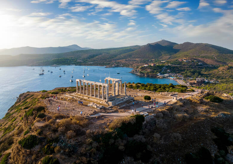 Luftaufnahme der Überreste des Poseidontempels am Kap Sounion