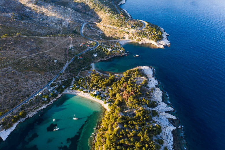 Luftaufnahme des Aliki Beach mit schroffen Felsen entlang der Küste