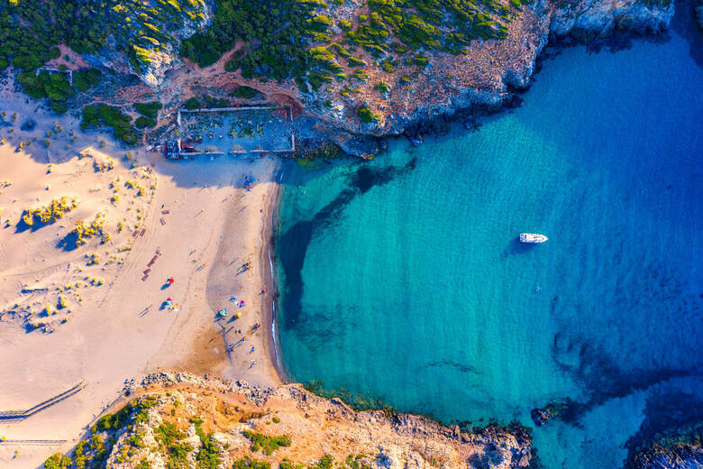 Top-down Aufnahme der Cala Domestica mit einem kleinen Schiff in der Bucht