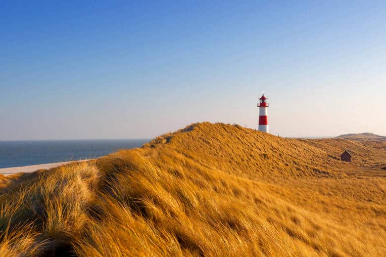 Leuchtturm in den Dünen am Ellenbogen auf Sylt