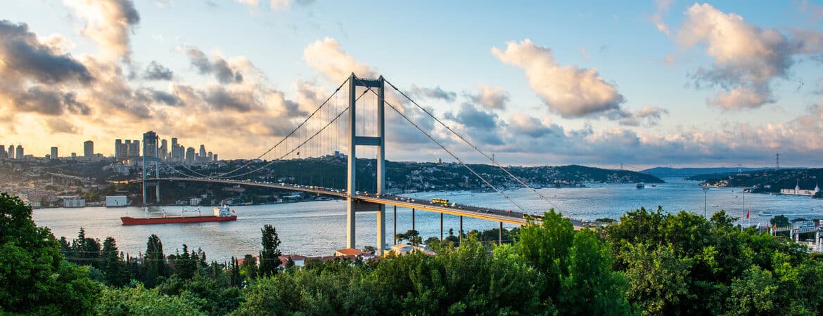 Brücke in Istanbul an einem bewölkten Tag