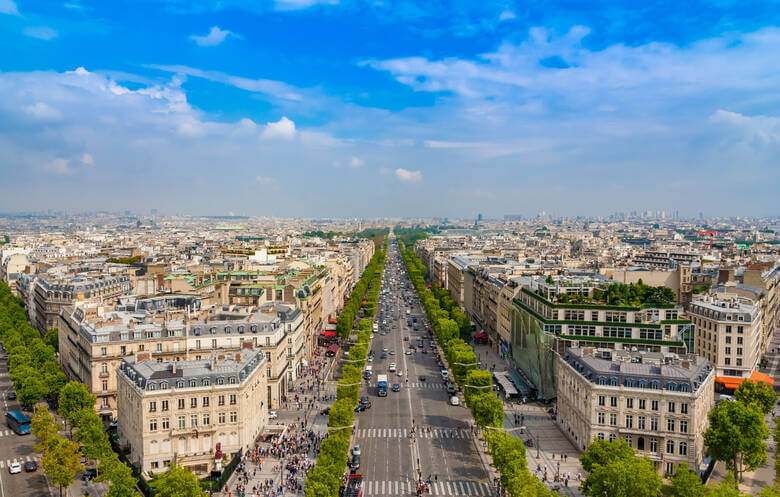 Vierspuriger Autobahnring Boulevard périphérique um Paris mit vier Spuren und Feierabendverkehr