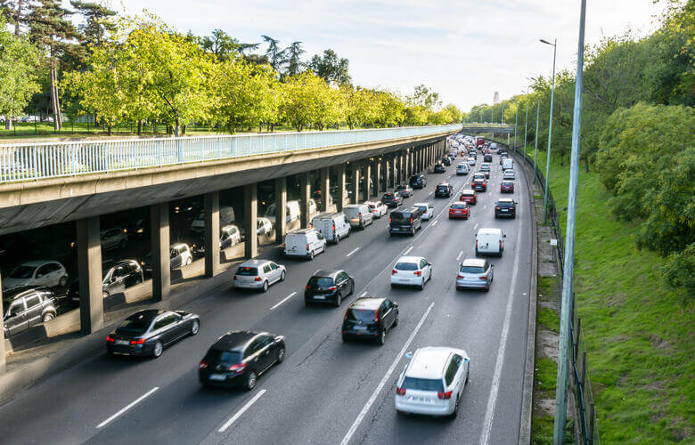 Vierspuriger Autobahnring Boulevard périphérique um Paris mit vier Spuren und Feierabendverkehr