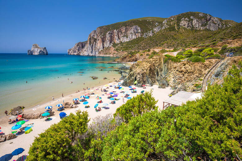 Blick auf den Strand Spaggia di Masua und den Felsen Pan di Zucchero in der Entfernung