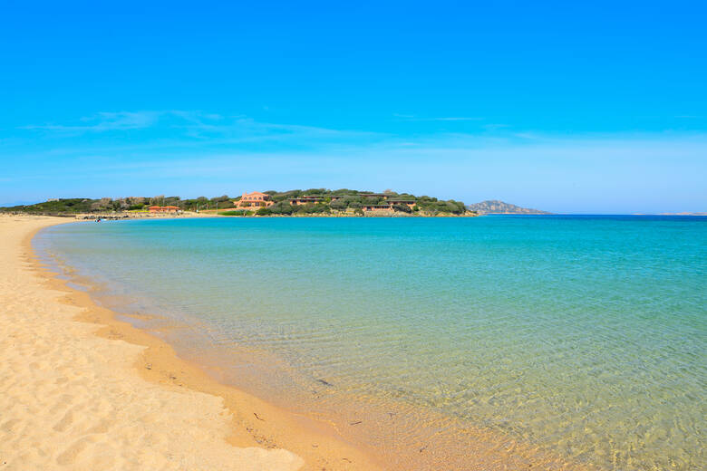 Der Strand Porto Pollo mit weitem Blick auf das Meer