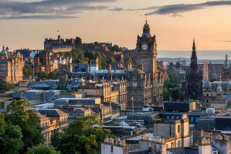 Blick auf das Balmoral Hotel und Edinburgh Castle im Hintergrund