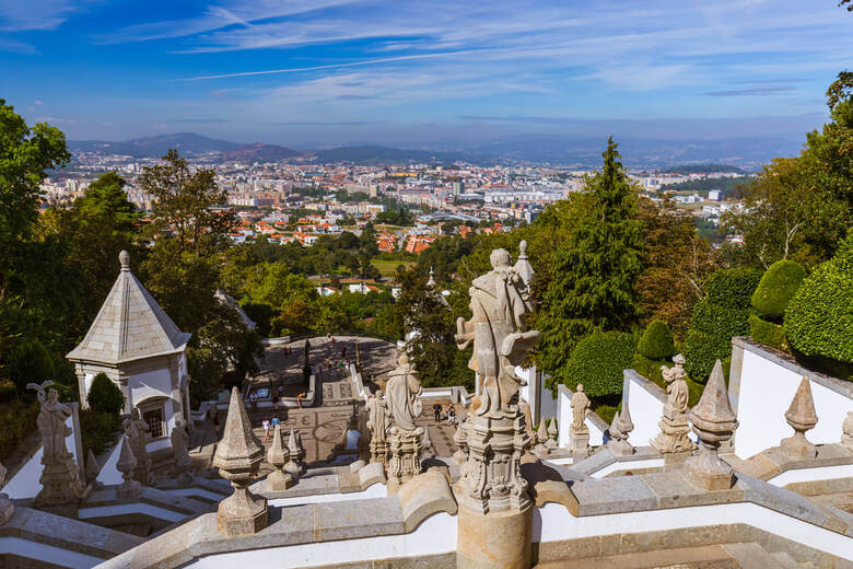 Blick von der Basilika Bom Jesus do Monte auf die darunterliegende Stadt Braga
