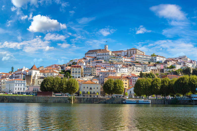 Blick auf die Altstadt in Coimbra über den Fluss Mondego