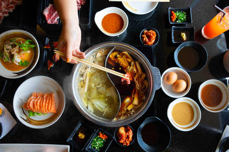 Das traditionelle japanische Gericht Shabu-Shabu mit einem Hot Pot und Dips