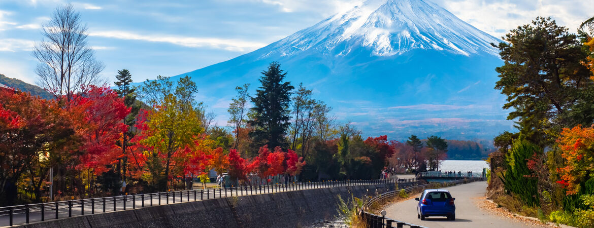 Auto fährt im Herbst auf den Mount Fuji in Japan zu