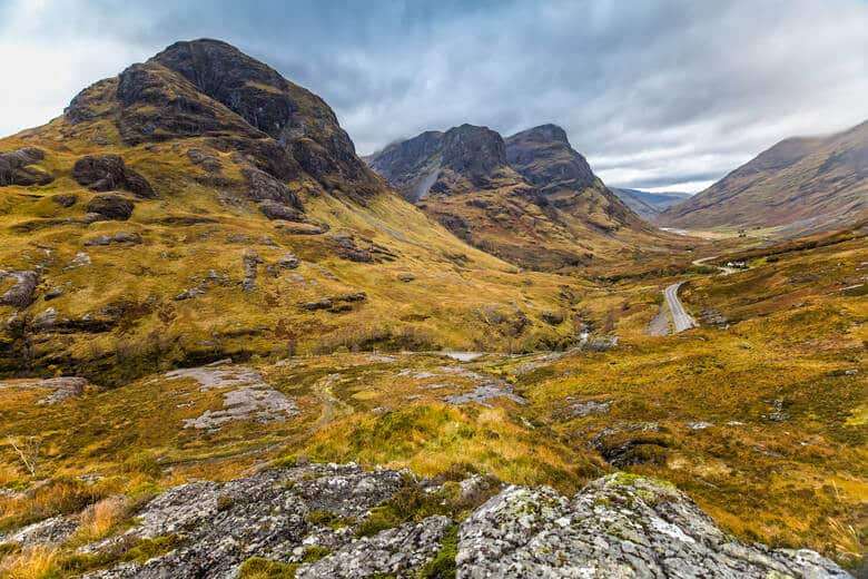 Blick auf die Drei Schwestern im Tal Glencoe, drei Berge