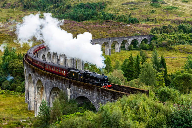 Seitliche Aufnahme des Glenfinnan Viaducts mit der Damoflock, die den Hogwarts Express darstellt