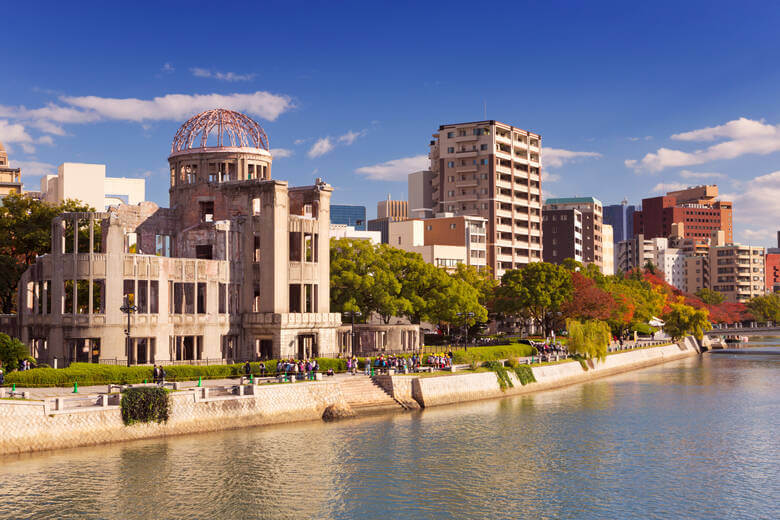 Blick auf Hiroshima und das Friedensdenkmal am Wasser