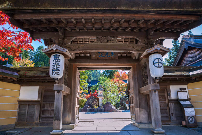 Großes Holztor und Laternen in der japanischen Stadt Kōya-san