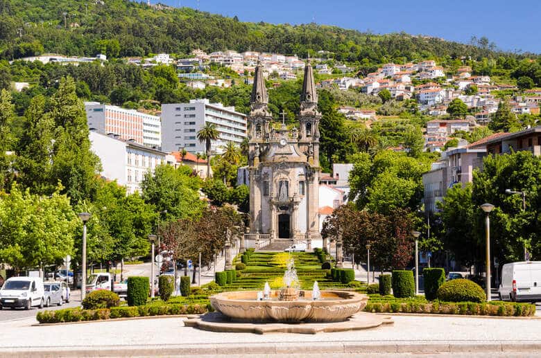 Der Garten Largo Republica do Brasil mit Blick auf eine Kirche in Guimaraes