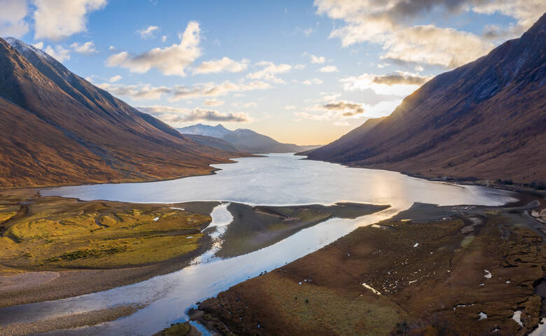 Luftaufnahme von Loch Etive, an den Seiten erstrecken sich Berge