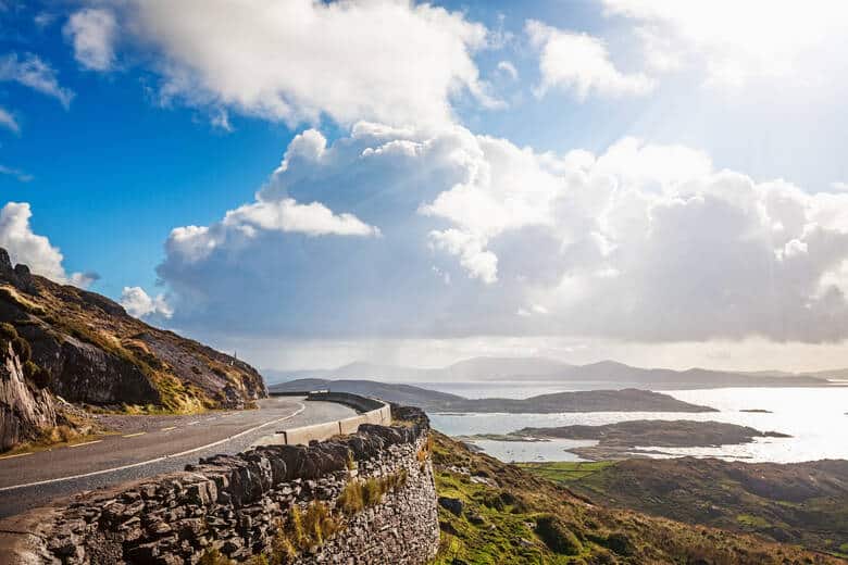 Blick von der Panoramastraße Ring of Kerry auf Berge und Meer