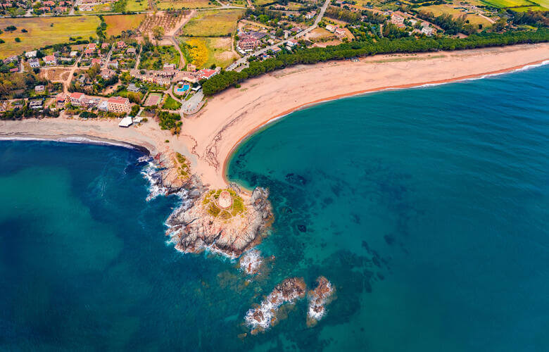 Luftaufnahme vom Strand und der Sehenwürdigkeit Torre di Barì. Der Hundestrand befindet sich ganz in der Nähe,