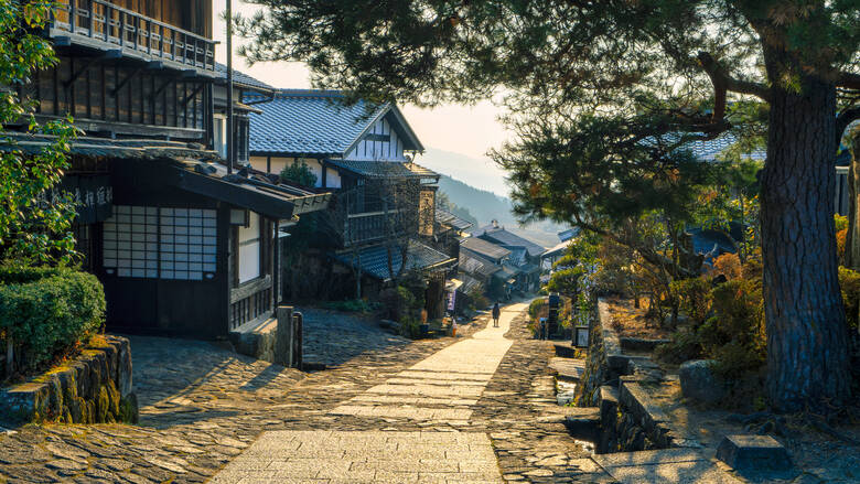 Traditionelle Flachbauten aus Holz in Japan