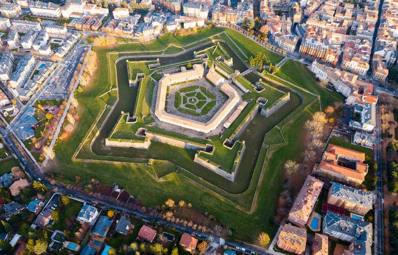 Luftaufnahme der Zitadelle von Jaca, eine sternförmige Festung mit Rasenanlage mitten in der Stadt