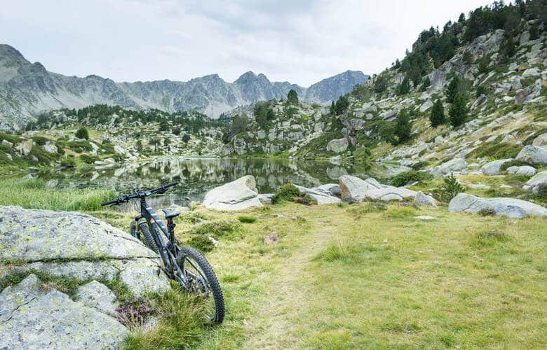 Bergsee in den Pyrenäen, Andorra, und einem Mountainbike im Vordergrund