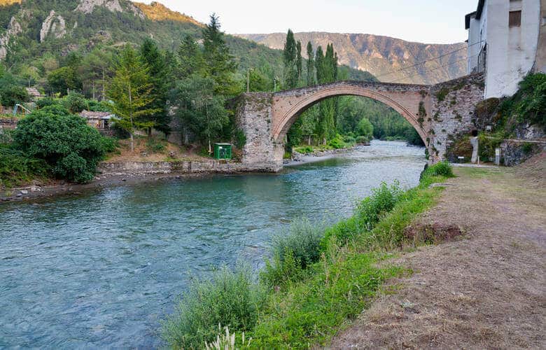 Der Fluss Noguera Pallaresa unter einer Steinbrücke in Llavorsí